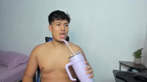 Snapshot of wish_coup_18151170 chatting on 19, 11, 2025 Alice and Mike online show from 19, 11, 2025