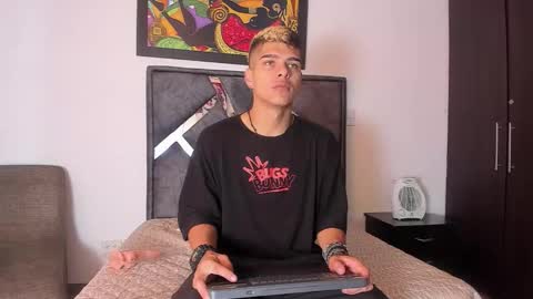 Snapshot of wyatt_2 chatting on 13, 10, 2025 wyatt online show from 13, 10, 2025