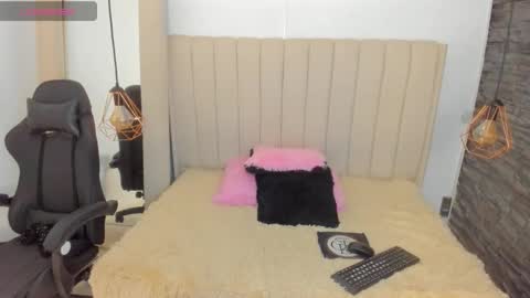 Snapshot of xiomara_cortes chatting on 8, 10, 2025 xiomara_cortes online show from 8, 10, 2025