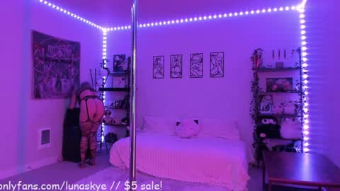 Snapshot of xlunaskye chatting on 10, 11, 2025 online show from 10, 11, 2025