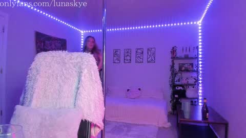 Snapshot of xlunaskye chatting on 12, 11, 2025 online show from 12, 11, 2025