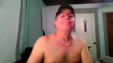 Snapshot of xmale4you chatting on 11, 10, 2025 allsexisgood online show from 11, 10, 2025