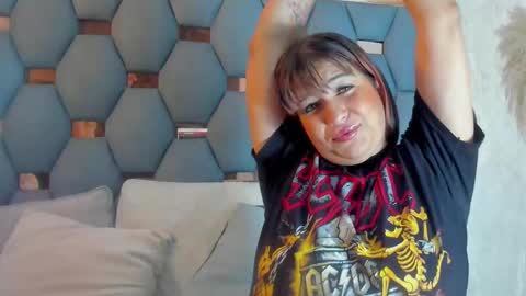 Snapshot of yayi_derek chatting on 21, 10, 2025 yayi derek online show from 21, 10, 2025