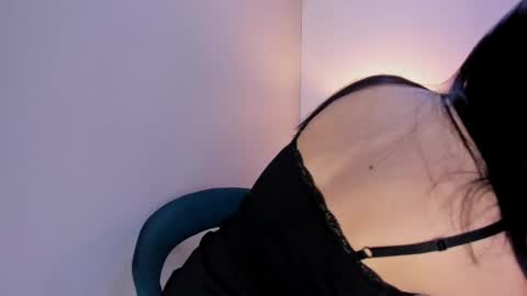 Snapshot of yen_lo chatting on 25, 10, 2025 Yen online show from 25, 10, 2025