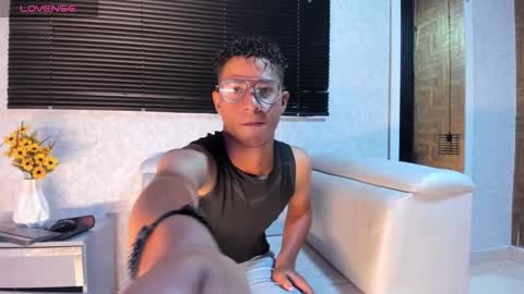 Snapshot of yeps_pluss chatting on 17, 10, 2025 M O R E N O online show from 17, 10, 2025