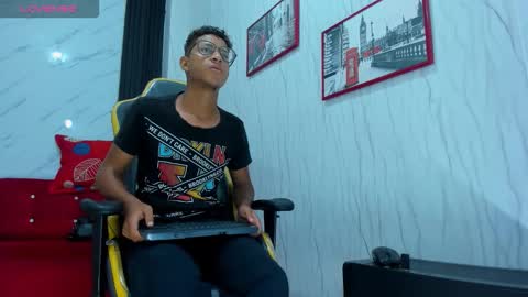 Snapshot of yeps_pluss chatting on 22, 10, 2025 M O R E N O online show from 22, 10, 2025