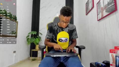 Snapshot of yeps_pluss chatting on 28, 10, 2025 M O R E N O online show from 28, 10, 2025