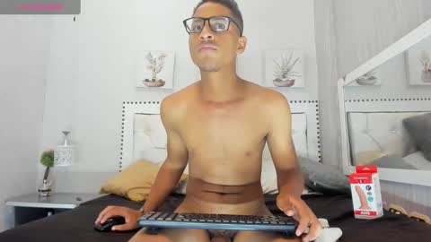 Snapshot of yeps_pluss chatting on 12, 11, 2025 M O R E N O online show from 12, 11, 2025