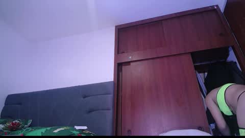 Snapshot of yinn_silver chatting on 21, 11, 2025 Yiny online show from 21, 11, 2025