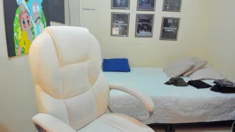 Snapshot of yker18 chatting on 4, 1, 2025 yker online show from 4, 1, 2025