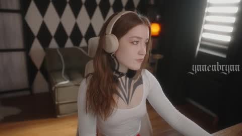 Snapshot of ynnenbrynn chatting on 14, 10, 2025 ynnenbrynn online show from 14, 10, 2025