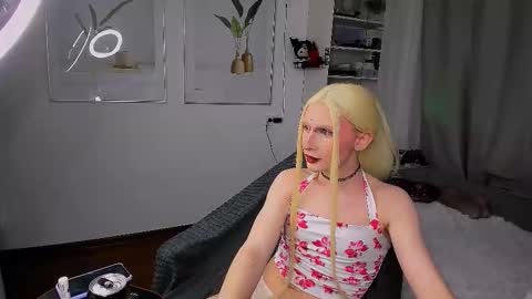 Mikaella - Mika online show from 1, 12, 2025