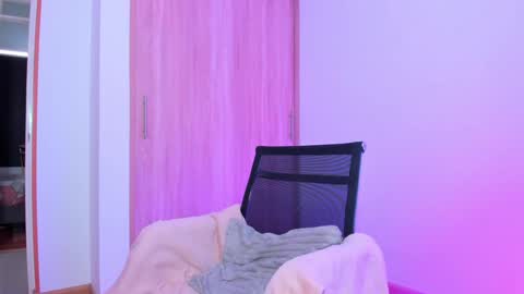 Snapshot of your_little_ chatting on 8, 1, 2025 your_little_ online show from 8, 1, 2025