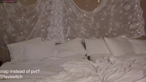 Snapshot of yourfavoritewitch chatting on 7, 1, 2025 Naava online show from 7, 1, 2025