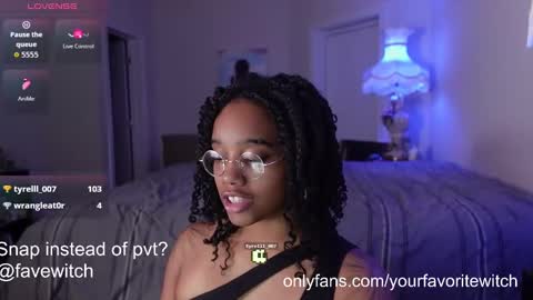 Snapshot of yourfavoritewitch chatting on 18, 9, 2025 Naava online show from 18, 9, 2025