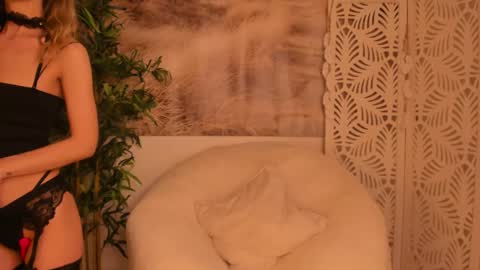 Snapshot of yourmidnightcoffee chatting on 27, 1, 2025 Sarah online show from 27, 1, 2025