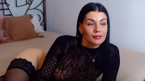 Snapshot of yvonneeverlee chatting on 16, 12, 2024 I V Y   online show from 16, 12, 2024
