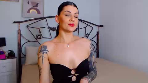 Snapshot of yvonneeverlee chatting on 26, 12, 2024 I V Y   online show from 26, 12, 2024