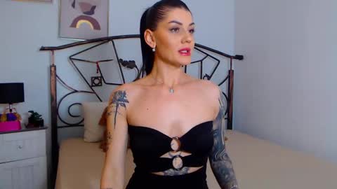 Snapshot of yvonneeverlee chatting on 3, 1, 2025 I V Y   online show from 3, 1, 2025