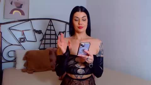 Snapshot of yvonneeverlee chatting on 5, 1, 2025 I V Y   online show from 5, 1, 2025