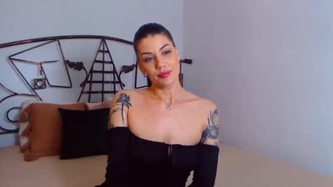 Snapshot of yvonneeverlee chatting on 27, 1, 2025 I V Y   online show from 27, 1, 2025