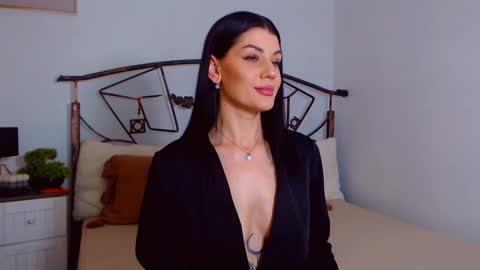 Snapshot of yvonneeverlee chatting on 15, 2, 2025 I V Y   online show from 15, 2, 2025