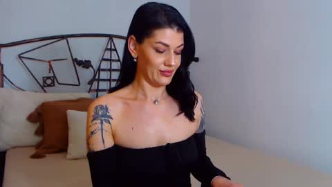 Snapshot of yvonneeverlee chatting on 19, 2, 2025 I V Y   online show from 19, 2, 2025