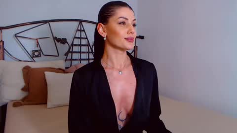 Snapshot of yvonneeverlee chatting on 22, 2, 2025 I V Y   online show from 22, 2, 2025