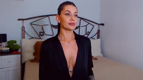 Snapshot of yvonneeverlee chatting on 4, 3, 2025 I V Y   online show from 4, 3, 2025