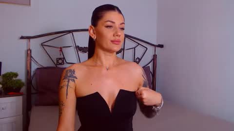 Snapshot of yvonneeverlee chatting on 18, 9, 2025 I V Y   online show from 18, 9, 2025