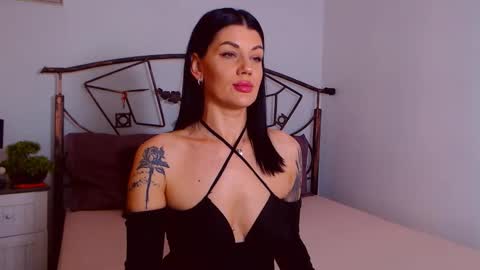 Snapshot of yvonneeverlee chatting on 21, 10, 2025 I V Y   online show from 21, 10, 2025
