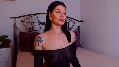 Snapshot of yvonneeverlee chatting on 3, 11, 2025 I V Y online show from 3, 11, 2025