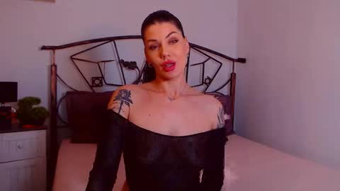 Snapshot of yvonneeverlee chatting on 24, 11, 2025 I V Y online show from 24, 11, 2025