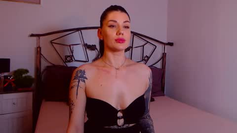 Snapshot of yvonneeverlee chatting on 13, 12, 2025 I V Y online show from 13, 12, 2025