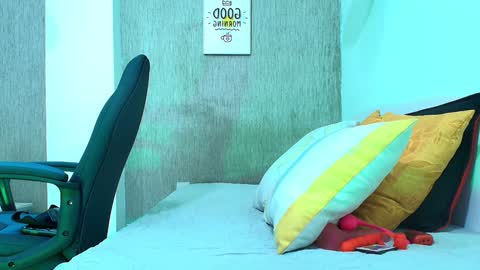 ZHAMIRA  ANDRES online show from 12, 1, 2025