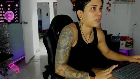 Snapshot of zhoestrong chatting on 1, 1, 2025 zhoestrong online show from 1, 1, 2025