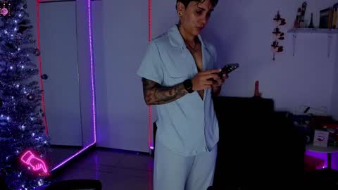 Snapshot of zhoestrong chatting on 5, 1, 2025 zhoestrong online show from 5, 1, 2025