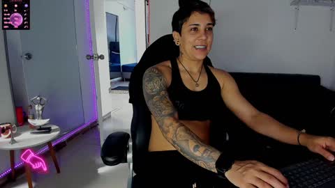 Snapshot of zhoestrong chatting on 8, 1, 2025 zhoestrong online show from 8, 1, 2025