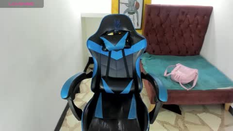 Snapshot of zoe_connor19 chatting on 1, 12, 2025 Z O E online show from 1, 12, 2025