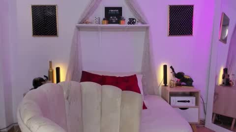 Zoe Gruber online show from 11, 10, 2025