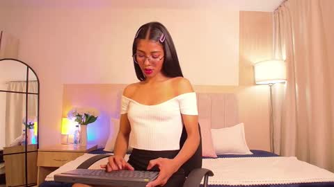 Snapshot of zoe_mocca chatting on 15, 10, 2025 Mia online show from 15, 10, 2025