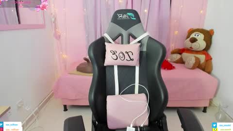 Snapshot of zoe_sullivan_ chatting on 8, 11, 2025 zoe_sullivan_ online show from 8, 11, 2025