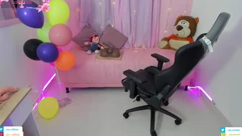 Snapshot of zoe_sullivan_ chatting on 12, 11, 2025 zoe_sullivan_ online show from 12, 11, 2025