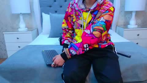 Zoe Krug online show from 4, 11, 2025