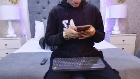 Zoe Krug online show from 17, 11, 2025