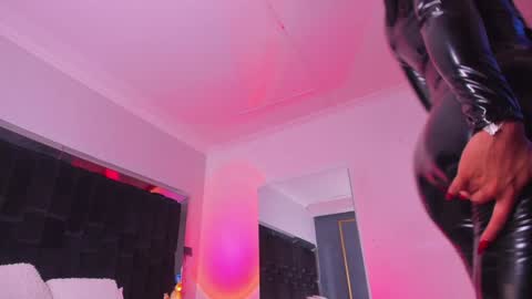 zoevidal_ online show from 6, 1, 2025