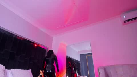 zoevidal_ online show from 20, 1, 2025