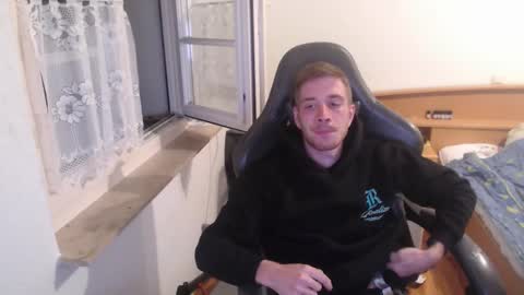 Snapshot of zuzmosfokafasz chatting on 6, 11, 2025 Zuzmoe online show from 6, 11, 2025