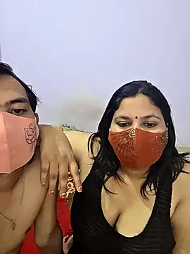 Snapshot of MOM-SUN-COUPLE chatting on 9, 9, 2025 MOM-SUN-COUPLE online show from 9, 9, 2025