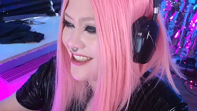 wickedxqueen online show from 3, 3, 2025